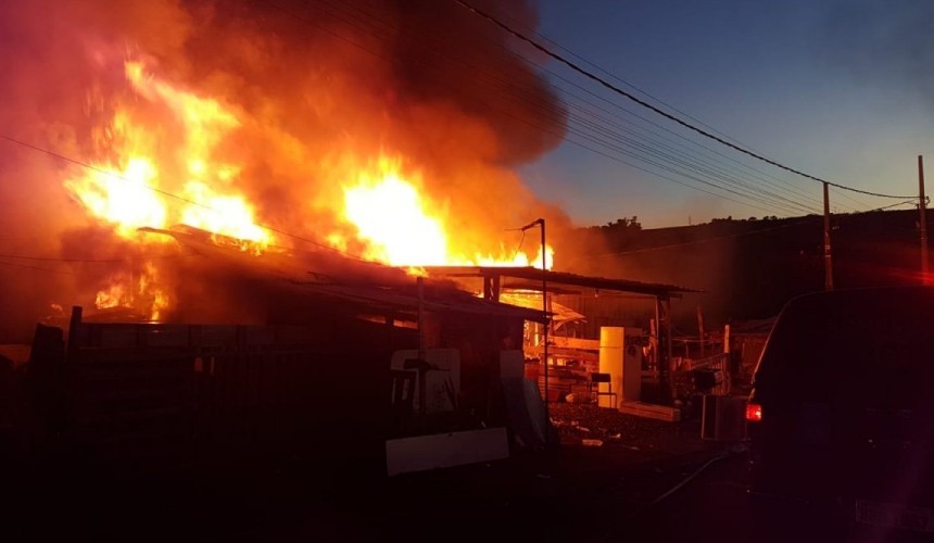 Diversas casas são atingidas por grande incêndio em Cascavel