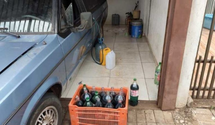 PF prende homem suspeito de estocar e revender combustível contrabandeado em garrafas pet em Foz do Iguaçu