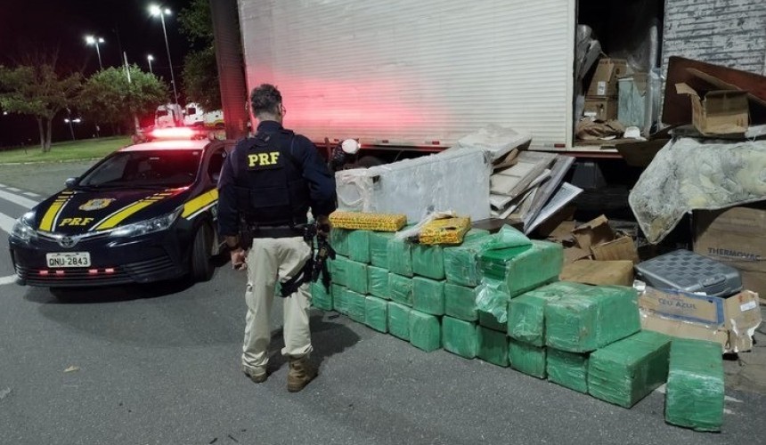 Uma tonelada de maconha é apreendida em caminhão de mudança de Capitão