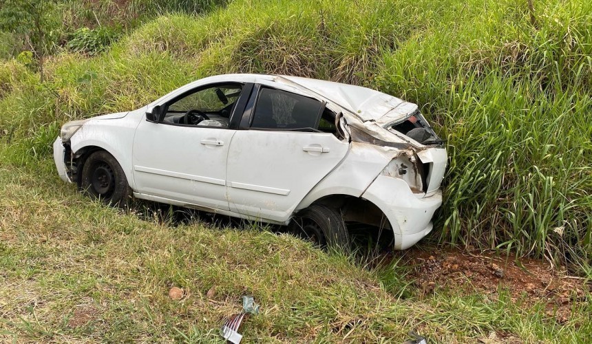 Condutor sofre dois acidentes em 40 minutos em Ampére