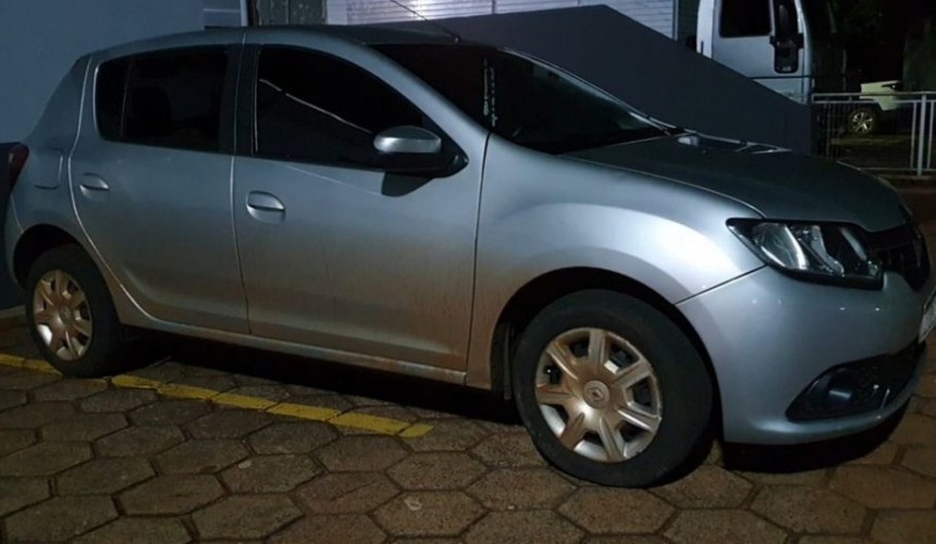 Trio a bordo de veículo roubado é detido pela PM em Cascavel