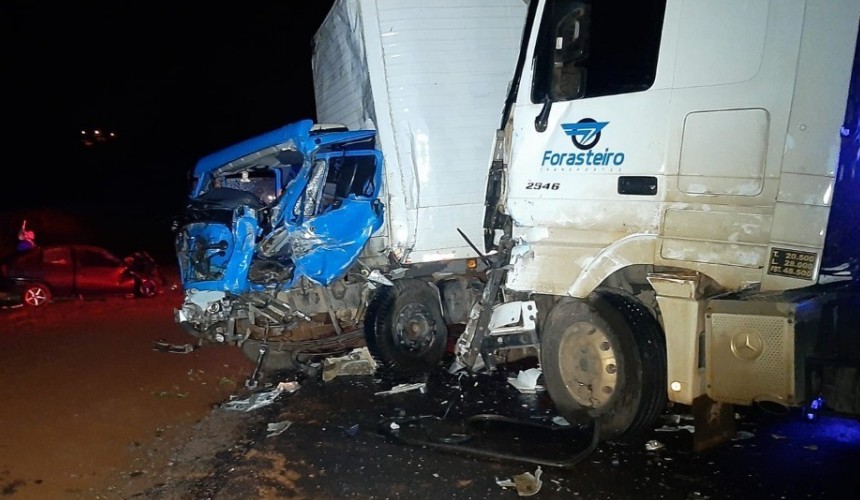Grave acidente envolve dois caminhões e três carros na BR 277, em Ibema