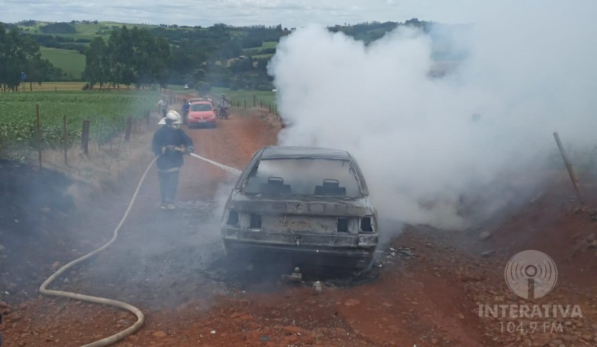 Carro pega fogo no interior de Capitão