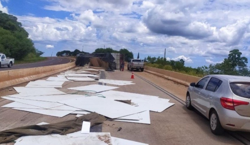 Caminhoneiro fica preso às ferragens após tombar veículo na BR 163 em Lindoeste