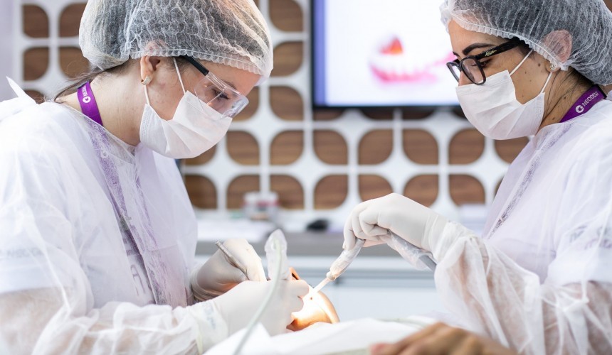 Implantes dentários e clareamentos estão entre os assuntos mais buscados de 2021