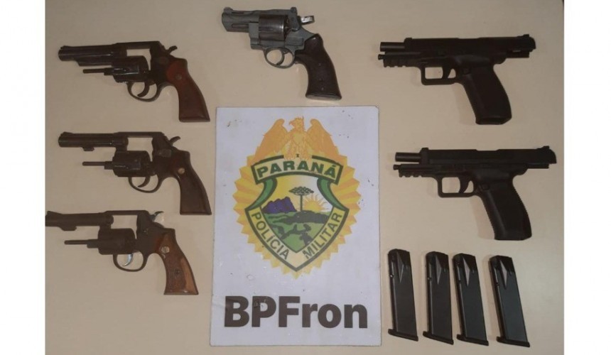 Homem é flagrado pelo BPFron com revólveres e pistolas em ônibus na cidade de Medianeira