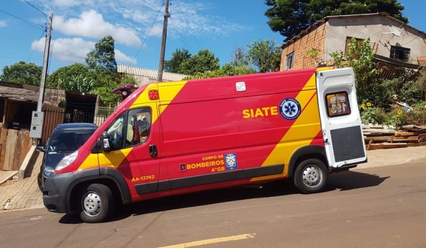 Ao cortar lenha, idoso é atingido por máquina de serra e tem laceração na perna em Cascavel