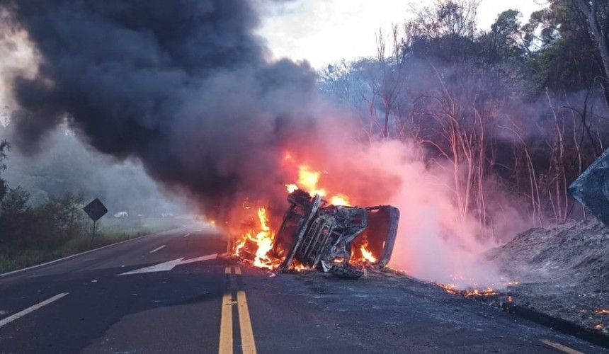 Carreta tomba na BR 277 e é consumida pelo fogo em Nova Laranjeiras