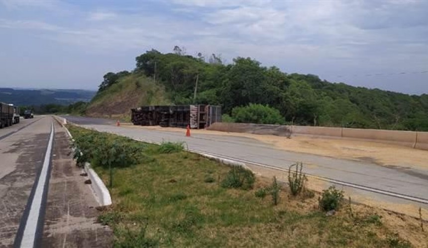 Caminhão desce sozinho, após motorista deixar freio destravado, na BR-163 em Lindoeste