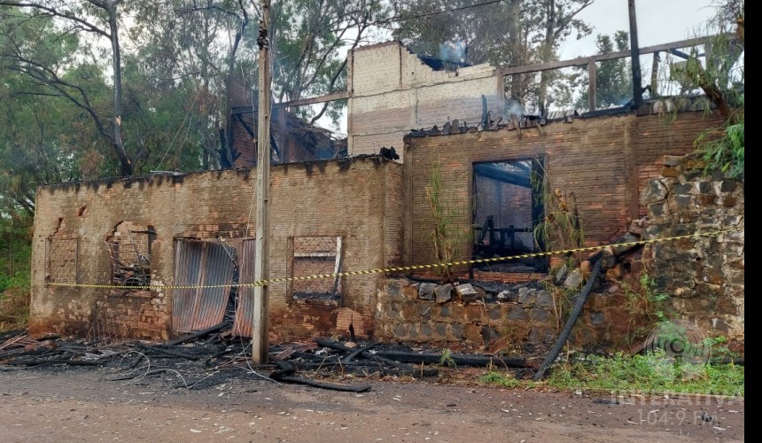 Antigo moinho no centro de Capitão é destruído pelo fogo