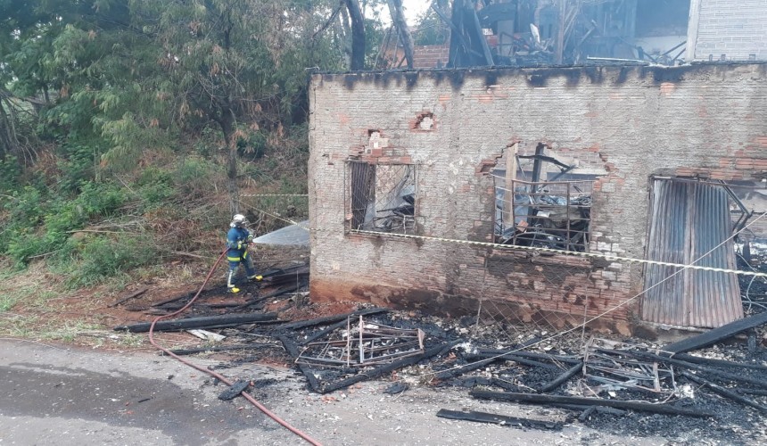 FOGO: Bombeiros continuam rescaldo no antigo moinho; Policia vai investigar o caso