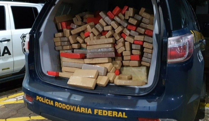 Carro carregado com maconha capota após perseguição pela BR 277 em Cascavel