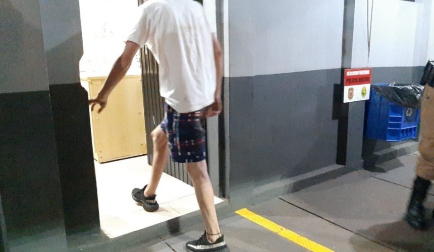 Carro suspeito é abordado pela Polícia Militar e 54 comprimidos de ecstasy são apreendidos