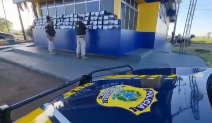 Após fuga, PRF apreende 575 kg de maconha em veículo com placas clonadas em Santa Terezinha de Itaipu