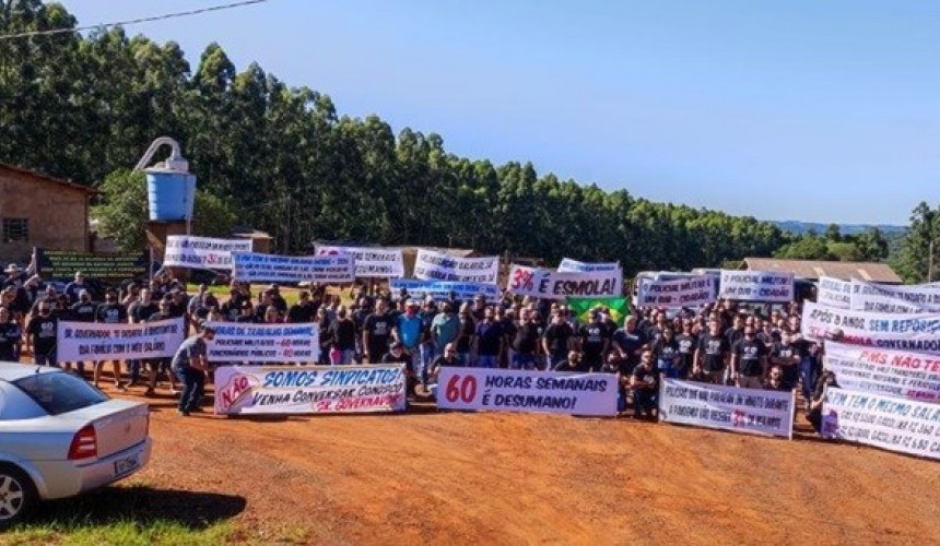 Policiais militares realizam manifestação em frente ao Show Rural em Cascavel