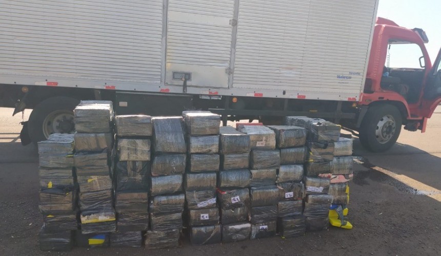 Caminhão de mudança carregado com 926 kg de maconha é apreendido na BR 163 em Lindoeste