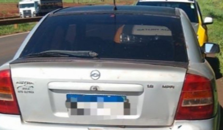 Bandidos armados roubam dois carros e abandonam outro na BR 277