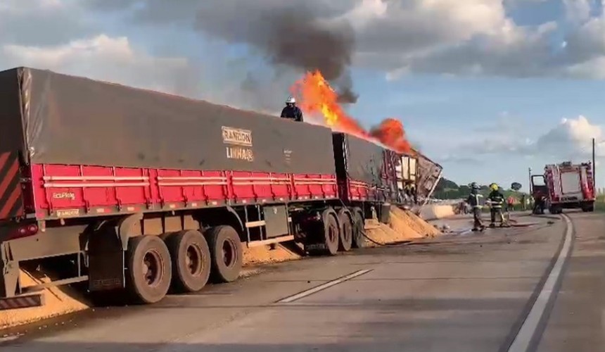 Caminhões batem, um pega fogo e acidente interdita BR 163, em Lindoeste