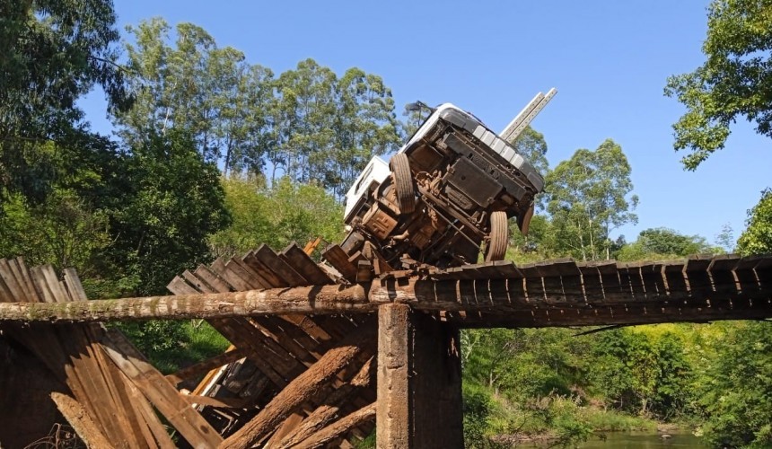 Caminhão fica pendurado após ponte ceder no interior de Realeza