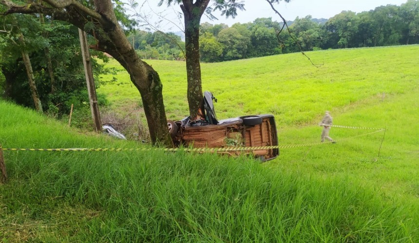 Carro abraça árvore após forte colisão no município de Dois Vizinhos