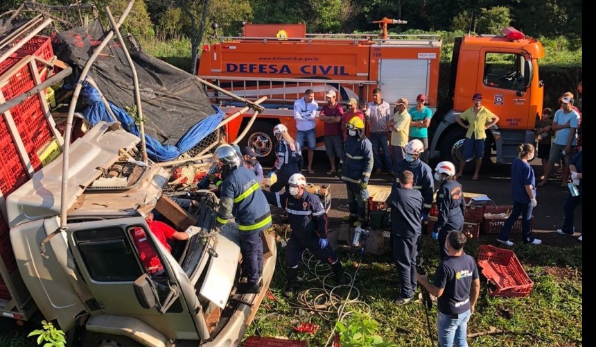Grave acidente entre caminhões é registrado na PR 484 entre Boa Vista e Capitão