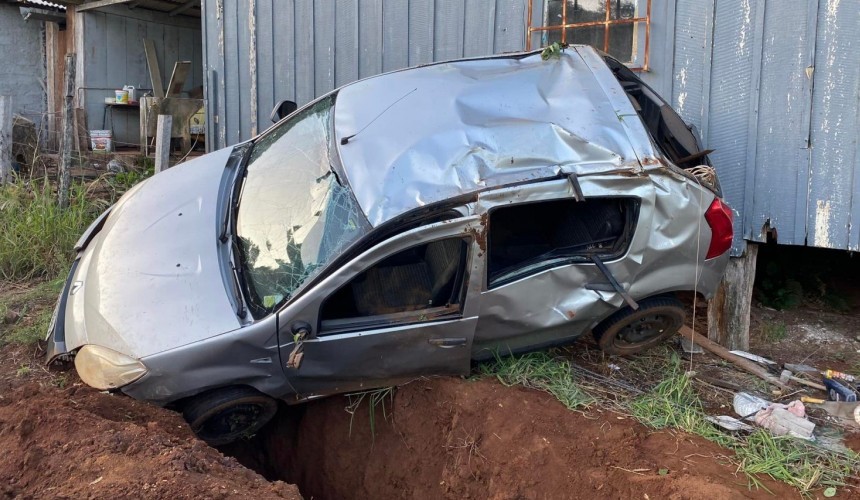 Após sair da pista, veículo capota e vai parar de encontro a uma casa em Ampére