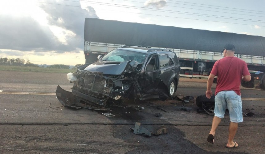 Acidente envolvendo camionete e caminhão foi registrado na tarde desta terça-feira em Realeza