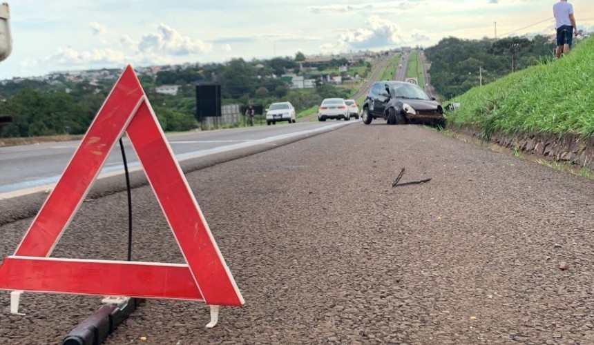 Carro com moradores de Lindoeste bate contra canaleta de água e capota na BR 277