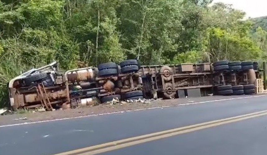 Chopinzinho: Carga de caminhão é saqueada por indígenas, após acidente na BR-373