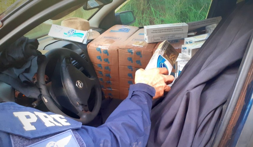Veículo carregado com cigarros é apreendido em uma estrada de terra tentando desviar o Posto da PRF em Lindoeste