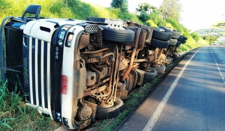 Motorista perde controle da direção e carreta carregada de trigo tomba na BR 163 em Lindoeste