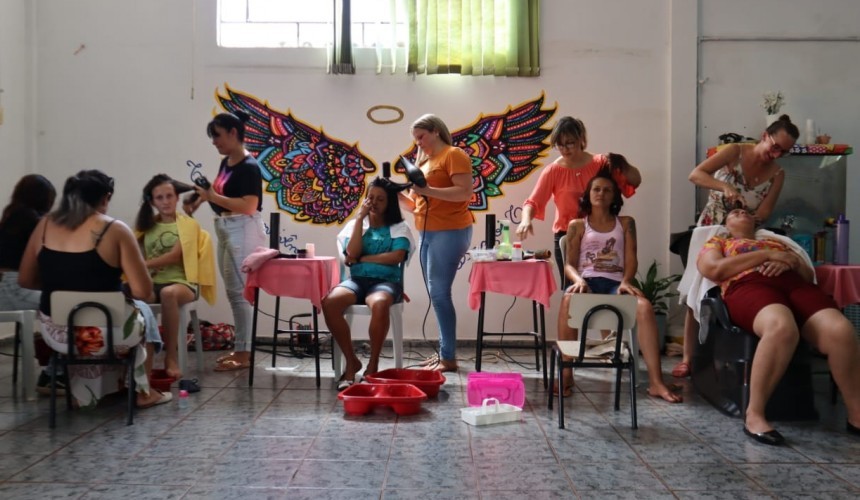 Mulheres do projeto Conexões Femininas recebem dia de beleza em Capitão