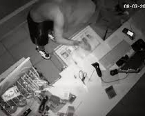 Câmeras flagram ladrões roubando loja em Boa Vista da Aparecida