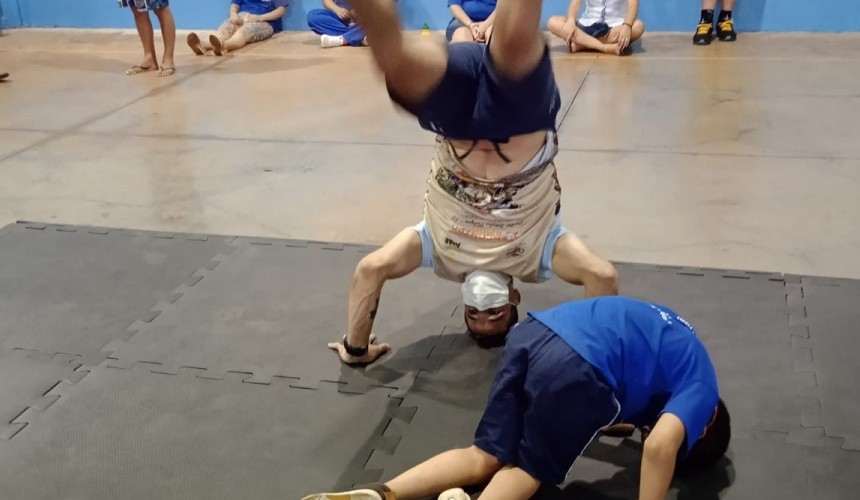 Alunos da APAE de Capitão recebem aulas de capoeira