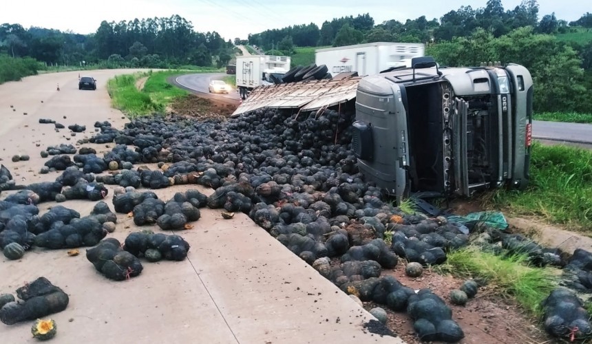 Carreta com placa de Ijuí (RS) carregada de abóbora cabotiá tomba na BR 163 em Lindoeste
