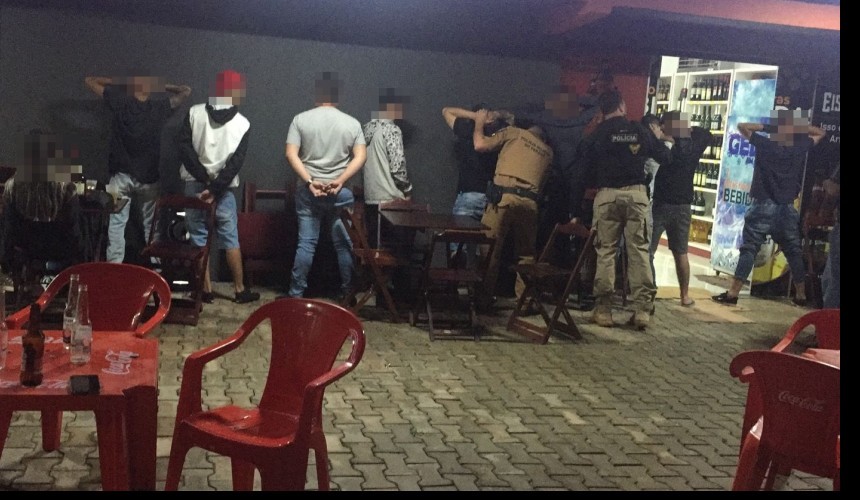 Menores são flagrados consumindo bebidas alcoólicas durante operação de forças de segurança em Capitão