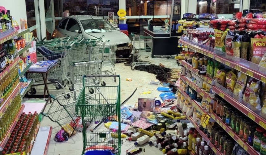 Carro invade mercado no Centro de Boa Vista da Aparecida