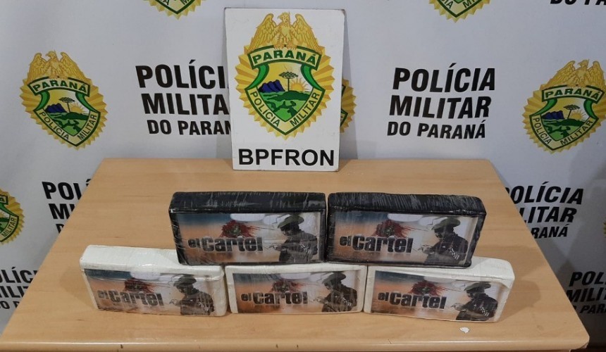Passageiro de ônibus é detido com cinco tabletes de cocaína em Cascavel