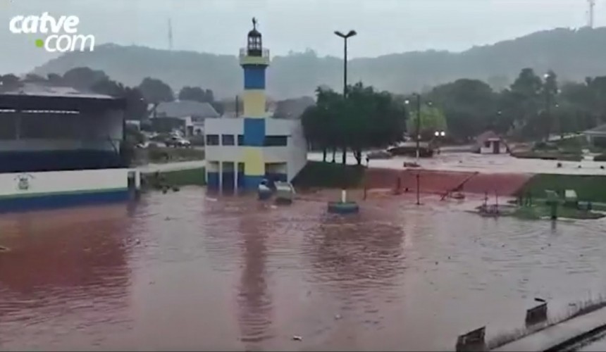 Chuvarada deixa praça de Boa Vista da Aparecida alagada
