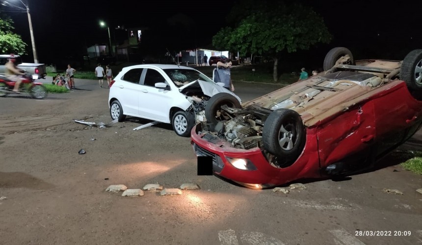 Veículo capota em acidente no centro de Capitão