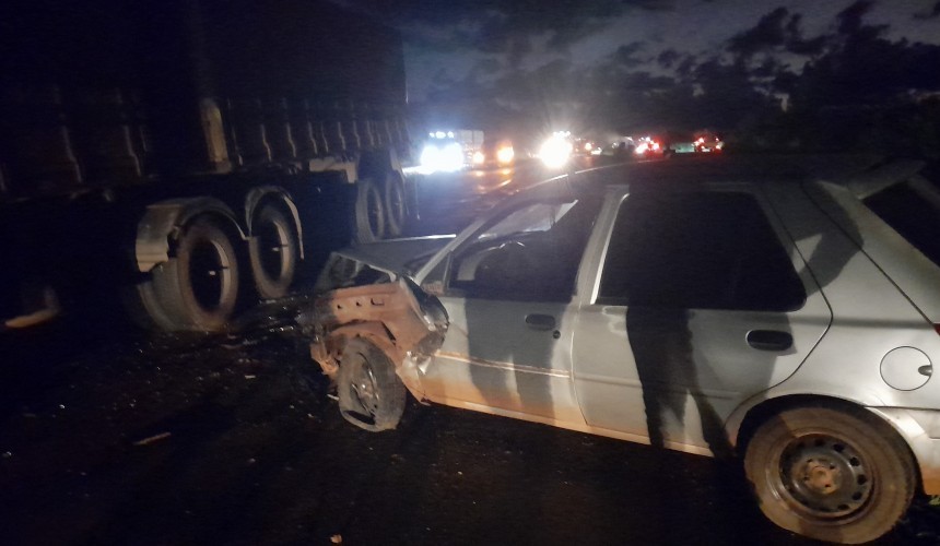 Carro fica danificado após colidir em rodado de carreta na BR 163 em Lindoeste