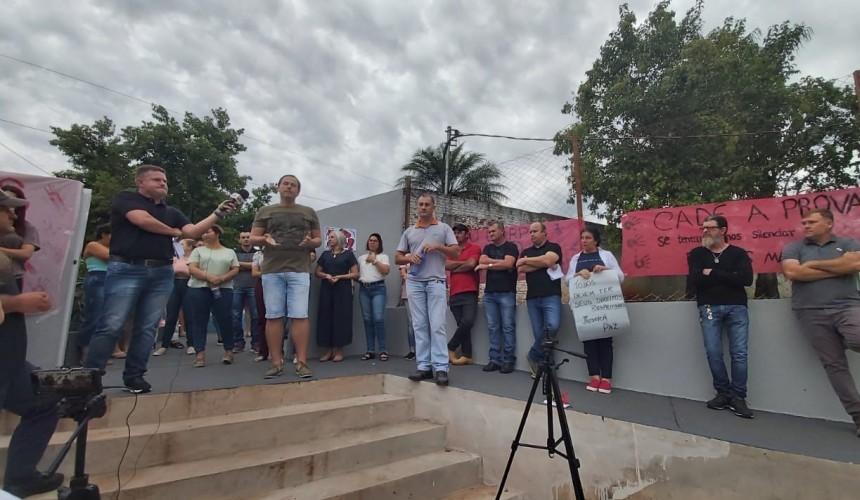 Pais e alunos realizam manifesto contra servidor que estaria constrangendo alunas em colégio de Capitão