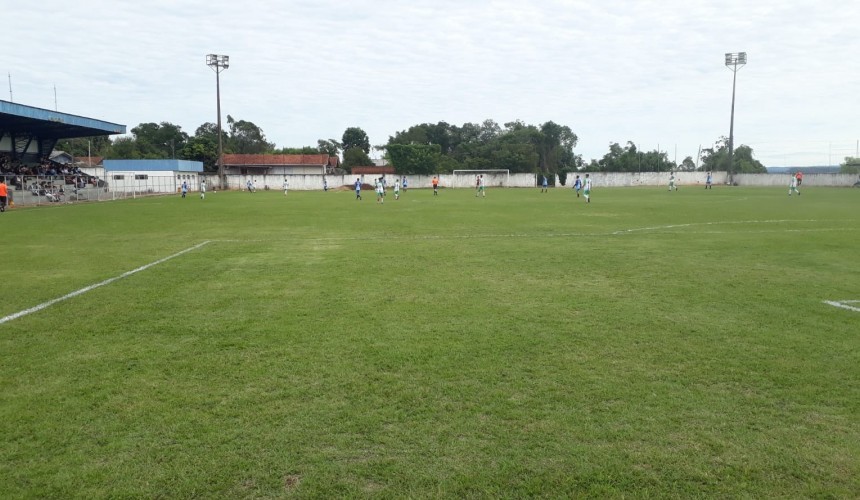 Olheiro de equipe paranaense observa atletas das categorias de base em Capitão
