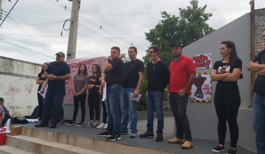 Pais de alunos do Colégio Castro Alves protocolam requerimento junto ao MP