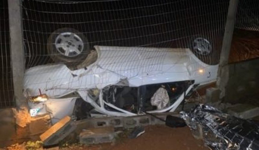 Homem morre e irmão fica gravemente ferido após carro cair em ribanceira na PR-481