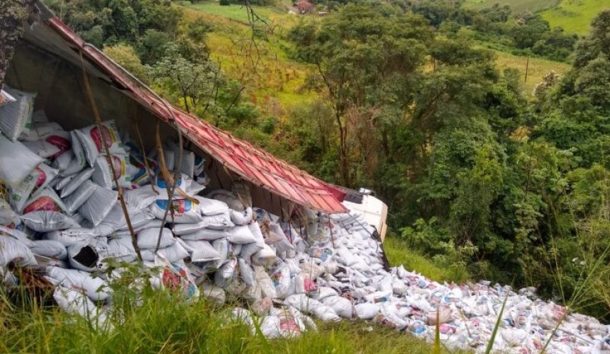 Carreta saí da pista e caí em ribanceira em Ampére