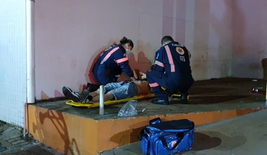 Andarilho é agredido a pauladas enquanto dormia no Centro de Cascavel