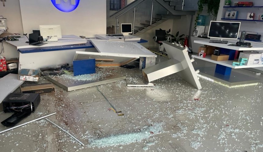 Elementos invadem lojas de informática em Capitão com carros; Após algumas horas foram detidos me Beltrão