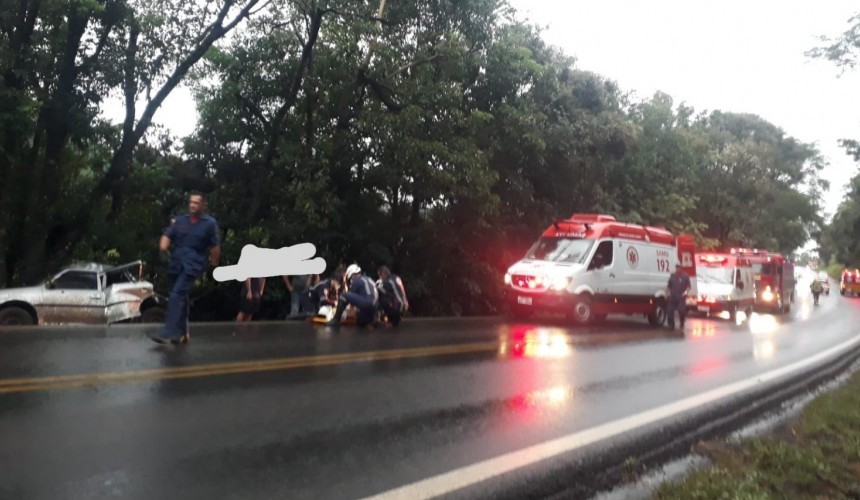 Três pessoas ficam feridas após carro sair da pista e colidir contra árvore na BR-163  no município de Bom Jesus do Sul