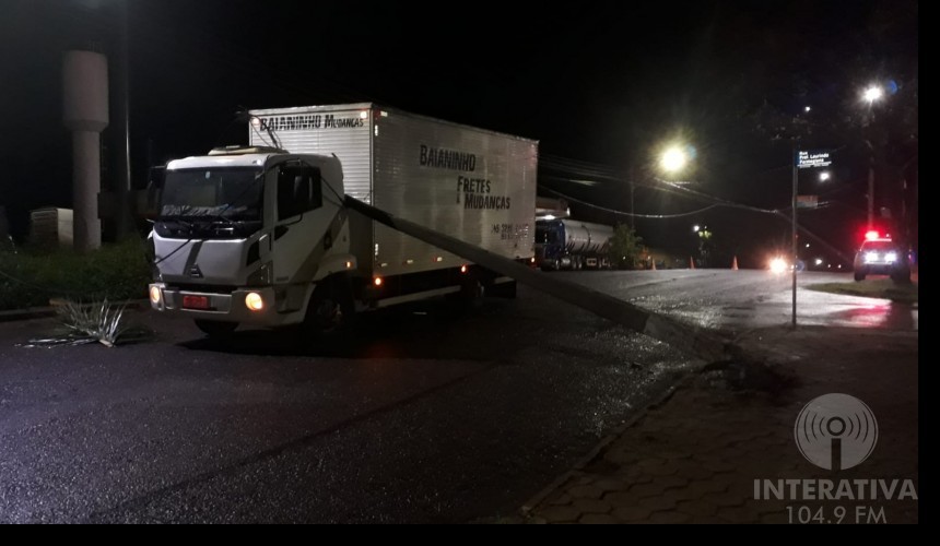 Poste cai sobre cabine de caminhão em Capitão